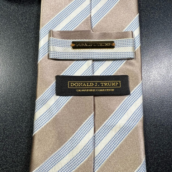 Donald J. Trump Mens Tie Necktie Beige Stripe 100% Silk Tied Narrow Woven 60 in - Picture 4 of 8